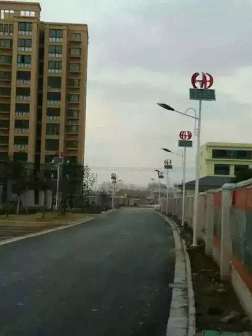 江苏镇江风光互补路灯